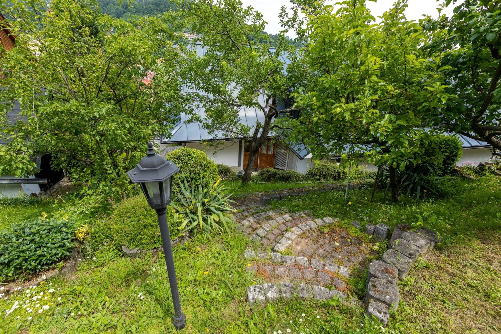 Villa Amalia, Centrum Banska Stiavnica, Parkovanie Pre 2 Auta, Velka Zahrada S Krbom, Cela Villa Amalia Pre 14 Osob Alebo Samostatne Nezavisle Prve Podlazie Villa Ama Pre 6 Osob Alebo Samostatne Nezavisle Podkrovie Villa Lia Pre 8 Osob,Pristup Cez Pi Luaran gambar