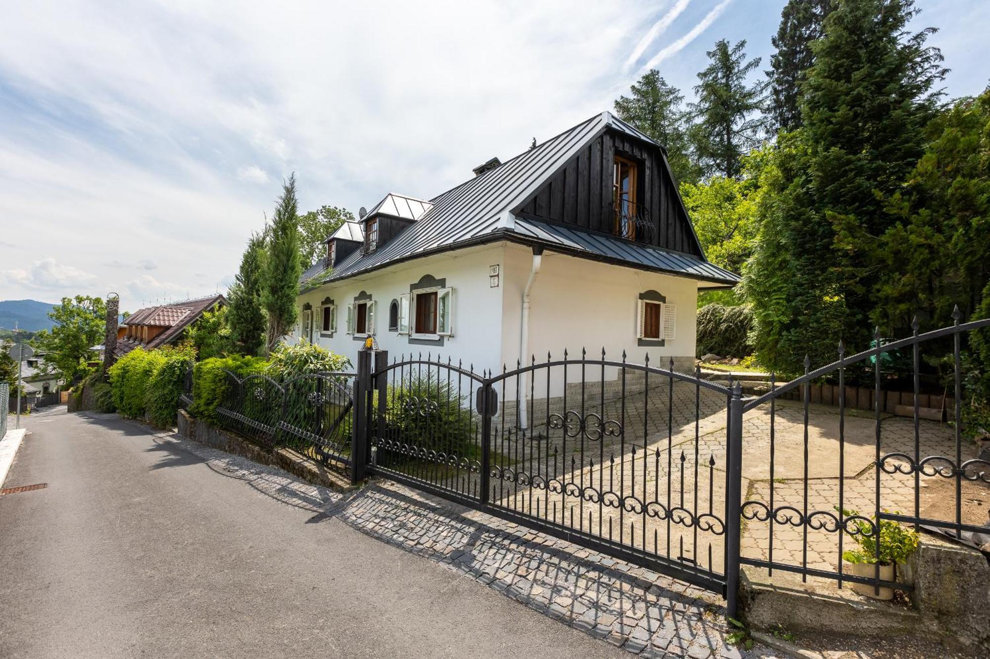 Villa Amalia, Centrum Banska Stiavnica, Parkovanie Pre 2 Auta, Velka Zahrada S Krbom, Cela Villa Amalia Pre 14 Osob Alebo Samostatne Nezavisle Prve Podlazie Villa Ama Pre 6 Osob Alebo Samostatne Nezavisle Podkrovie Villa Lia Pre 8 Osob,Pristup Cez Pi Luaran gambar